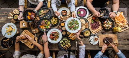 Bon appétit : pourquoi faut-il éviter d'employer cette expression à table ?