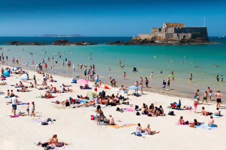 Vacances pas chères : découvrez les plages les moins chères de France !