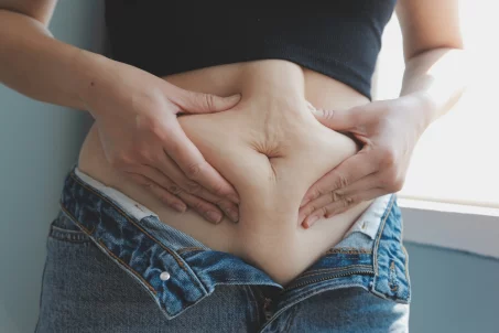 Cette habitude facile à prendre permet d'éliminer la graisse abdominale selon un expert (et non, ça n'a rien à voir avec le sport !)