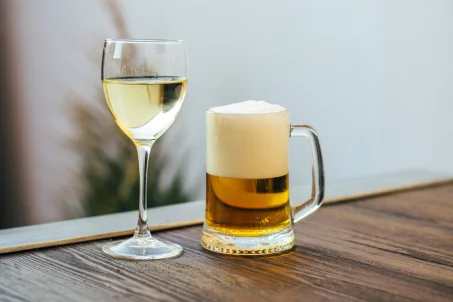 Vière : quelle est cette boisson moitié vin, moitié bière qui fait fureur à l'apéritif ?