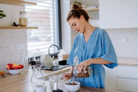 L'erreur que l'on fait tous en mangeant son petit déjeuner et qui favorise pourtant les ballonnements et la prise de poids !