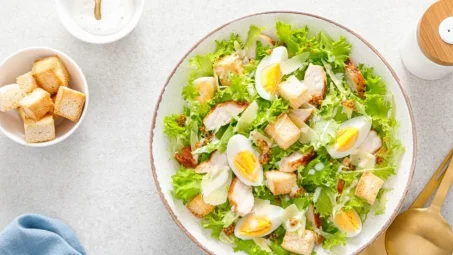 La salade César est-elle calorique ? Décryptage complet de ce plat culte