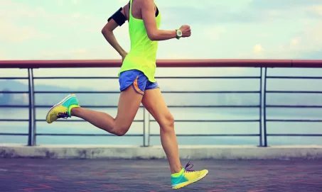 Peut-on courir en prenant des antibiotiques ? Ce qu’il faut savoir avant de chausser vos baskets