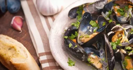 Comment faire des moules marinières ? La recette classique et ses variantes gourmandes