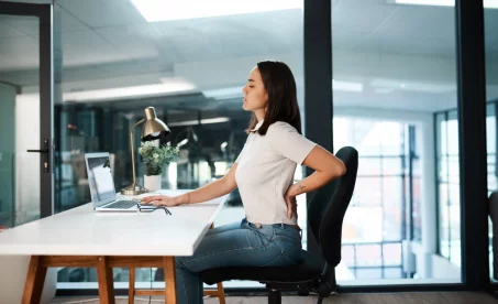 5 exercices anti-douleurs pour ceux qui travaillent derrière un bureau