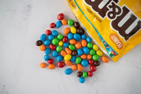 Kinder, M&M’s, Schokobons... : le nombre affolant de morceaux de sucre dans vos sucreries préférées