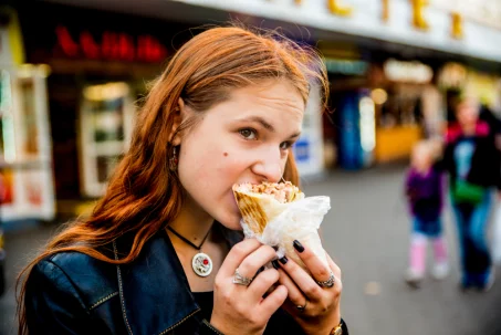 Manger debout : bon ou mauvais pour la santé ?