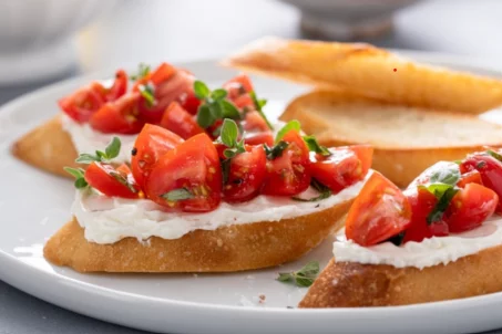 Recette de Tartine au fromage de chèvre et tomates cerise 