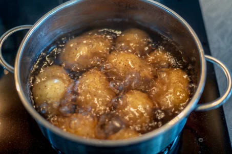 Comment utiliser l’eau de cuisson des pommes de terre ?