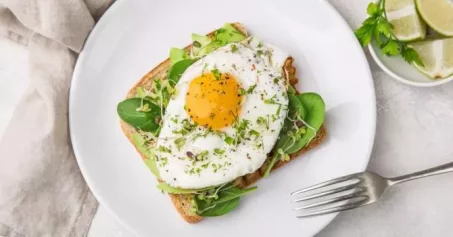 Manger des œufs le matin fait-il maigrir ?