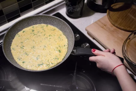 Comment faire pour que l'omelette n'accroche pas à la poêle ?