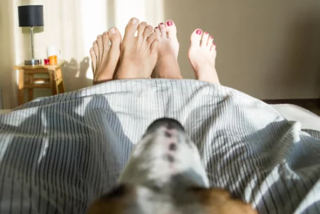 Le bed rotting : pourquoi rester au lit le week-end peut faire du bien à votre corps et à votre esprit