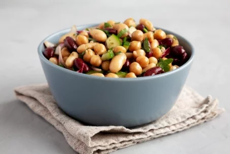 Dense Bean Salad : la salade protéinée de TikTok qui fait sensation