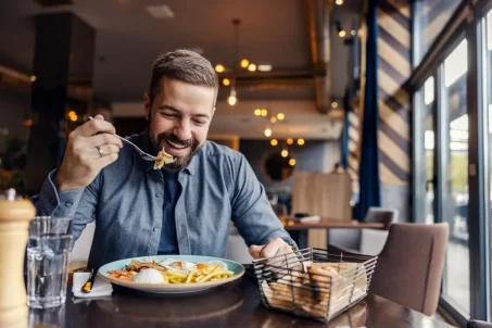 Pourquoi manger lentement aide vraiment à perdre du poids ?